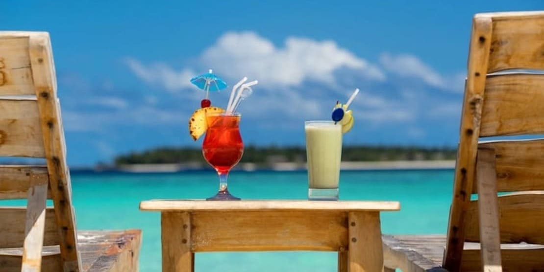 Алкогольные коктейли на пляжном столике